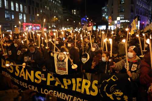 A propósito del Día Internacional del Migrante, más de mil personas marcharon en Francia en demanda de regularización de su estatus. La imagen es en Francia.