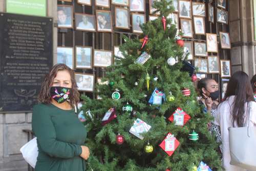 Integrantes del colectivo Regresando a Casa Morelos colocaron frente al palacio de gobierno en Cuernavaca, un árbol de Navidad decorado con las fotos de sus hijos ausentes en la entidad. Angélica Rodríguez, madre de Viridiana Morales, quien desapareció en agosto de 2011, dijo que colgaron las imágenes de sus hijos en cajitas de regalo para manifestar que su mejor obsequio en estas fechas decembrinas sería encontrar a sus familiares.