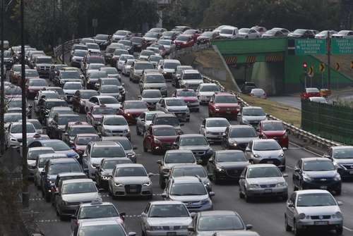 Luego del anuncio al mediodía del regreso al rojo, miles de capitalinos salieron a hacer sus últimos encargos, pero se hallaron con tráfico por todas partes.