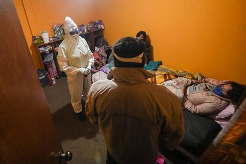 Paramédicos evalúan a un paciente con síntomas de Covid-19 en un domicilio del municipio mexiquense de Nezahualcóyotl.
