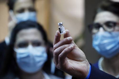 Un funcionario del hospital sostiene un vial de vacunación contra el coronavirus antes de que el primer ministro israelí, Benjamin Netanyahu, reciba la inmunización en el Centro Médico Sheba en Ramat Gan, Israel.
