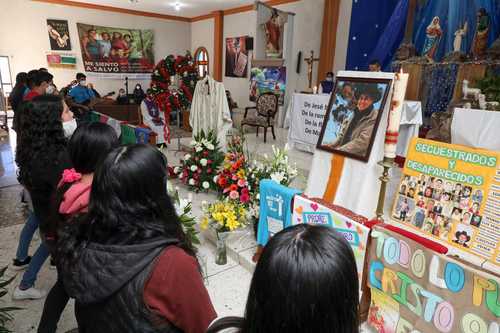 Asistentes a la misa sin cuerpo presente del sacerdote Pedro Pantoja, ayer en la capilla de la Santa Cruz, en Saltillo, Coahuila. El también lider social falleció de Covid-19 el pasado viernes.