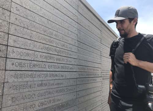 Miguel Tovar en el Parque de la Memoria en Buenos Aires, Argentina, frente al muro que recuerda a las víctimas de la violencia estatal, entre ellas el periodista y escritor Héctor Germán Oesterheld, a quien admira.