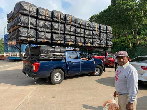Un camión con 29 ataúdes circula por el tramo Coatzacoalcos a San Andrés Tuxtla, Veracruz.
