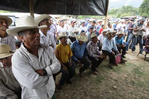 En 2015 se reunió el consejo de Mayores de la comunidad nahua de Ayotitlán, en el municipio de Cuautitlán de García Barragán, Jalisco, para denunciar que Marcelino Bracamontes amenazó de muerte a familias indígenas por trabajar y habitar en la zona ejidal de La Huaca.