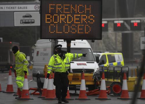 Francia prohibió los viajes desde el Reino Unido durante 48 horas. La imagen, en la terminal del ferry de Dover, que fue cerrada al igual que el acceso al Eurotunnel.