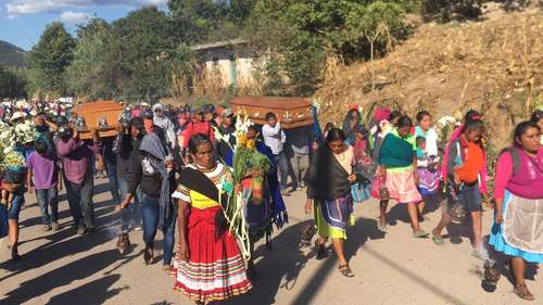 Indígenas nahuas sepultaron ayer a cuatro integrantes de su comunidad –perteneciente al municipio de Chilapa de Álvarez, Guerrero–, quienes fueron ejecutados y sus cuerpos encontrados el sábado en la carretera Chilapa-Tlapa.