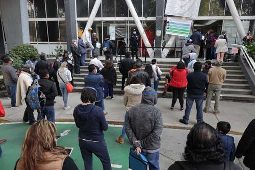 Decenas de personas esperan informes de sus pacientes internados en el Centro Médico Nacional 20 de Noviembre, este lunes, cuatro días después de que la Ciudad de México regresara de nuevo a semáforo rojo por la pande-mia de coronavirus.