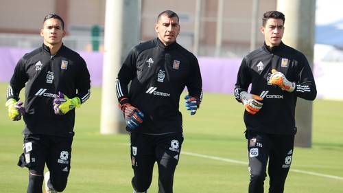 Entrenamiento ayer de los porteros; al centro, el argentino Nahuel Guzmán, quien es el titular.