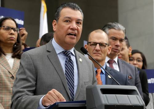  En imagen de archivo, Alex Padilla, secretario de estado de California, será quien ocupe el escaño que deja en el Senado la vicepresidenta electa, Kamala Harris. Foto Ap