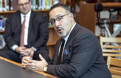  Miguel Cardona, hijo de padres puertorriqueños y con experiencia como maestro, será nominado por el presidente electo, Joe Biden, como secretario de Educación. La imagen es de archivo. Foto Ap