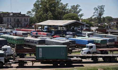 Camiones a la espera de poder descargar en el puerto de Rosario, provincia de Santa Fe, en medio de un paro de sindicatos agroexportadores desde el 9 de diciembre.