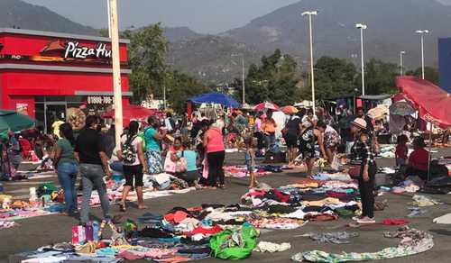 El tianguis de la colonia Zapata, en Acapulco, Guerrero, se ha instalado de manera casi permanente durante la emergencia sanitaria, a pesar de los intentos de las autoridades por impedirlo.