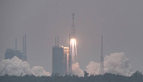 Durante el despegue de Larga Marcha 8 en el Centro de Lanzamiento Espacial de Wenchang, cuya misión inaugural fue enviar cinco satélites a su órbita.