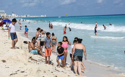 El sector turismo, uno de los más afectados por las medidas de confinamiento, espera que los festejos de fin de año eleven la ocupación hotelera, en especial en los destinos de playa, como Acapulco, donde se calcula que en diciembre tendrían hasta 43 por ciento de ocupación, mientras en la Riviera Maya podría llegar a 58 y en Cancún hasta 60 por ciento.