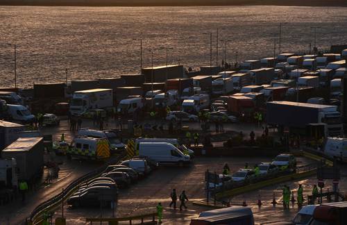 Francia y Reino Unido reabrieron ayer los viajes a través del Canal de la Mancha tras una prohibición de 48 horas por la aparición de una nueva cepa de coronavirus. Sin embargo, la comisaria europea encargada del transporte dijo que unos 10 mil camioneros tienen dificultades para salir de Londres y criticó a París por haber cerrado la frontera. En la imagen, el puerto de Dover.