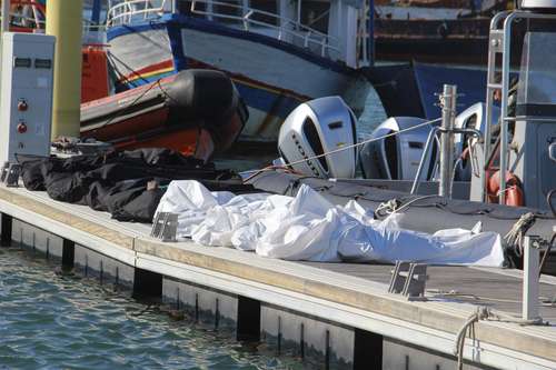En la costa de la ciudad tunecina de Sfax fueron hallados los cuerpos de 20 migrantes subsaharianos que se ahogaron al hundirse su barco en el mar Mediterráneo.