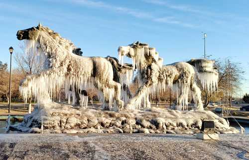 El monumento de Los Indomables, en el parque de El Chamizal, en Ciudad Juárez, Chihuahua, amaneció ayer cubierto de nieve. Protección Civil del estado informó que una masa de aire polar afecta al territorio nacional, la cual provocará que los termómetros desciendan en norte, noreste, oriente y centro del país.