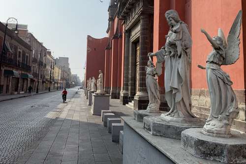 Lo que no logró el semáforo rojo ni los llamados de la autoridad a quedarse en casa, sí lo consiguió el día feriado de ayer: evitar las aglomeraciones en el centro de la ciudad.