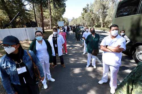 Médicos y enfermeras, civiles y militares, formados para recibir la vacuna de Pfizer y BionTech en la CDMX.