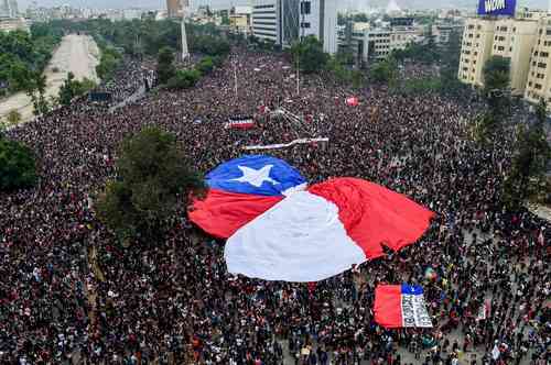 Imagen de una de las movilizaciones de noviembre de 2019 que obligaron al gobierno chileno a abrir el camino a una nueva Constitución.