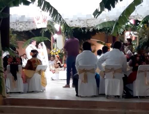 El sábado, unas 300 personas se congregaron en el salón de fiestas Didxaza para la boda de Melquiades Ruiz, regidor del ayuntamiento de Santo Domingo Tehuantepec, y Reyna Martínez, hermana de la presidenta municipal, Vilma Martínez, sin seguir medidas sanitarias para contener la pandemia. La imagen fue tomada de un video que circula en redes sociales