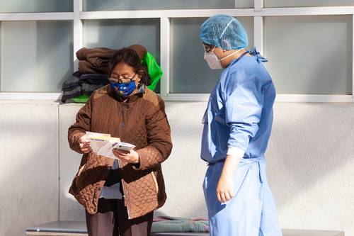 En el Hospital General de México, un médico salió a dar información y proporcionar una receta a una familiar de un paciente con Covid-19.