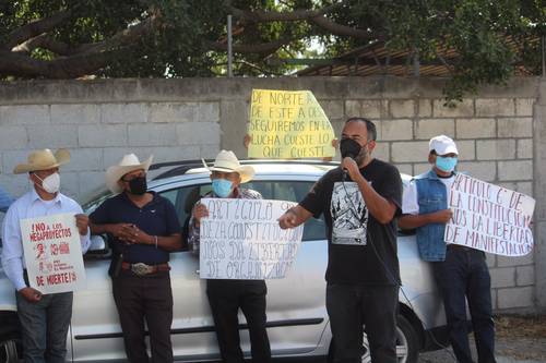 Juan Carlos Flores Solís (al micrófono), abogado de los ejidos de Ayala, en un mitin con campesinos opositores al Proyecto Integral Morelos, frente a la termoeléctrica de Huexca, municipio de Yecapixtla, Morelos, el pasado 20 de diciembre.