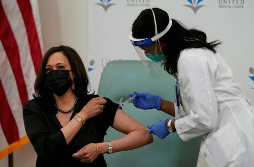 La vicepresidenta electa de Estados Unidos, Kamala Harris, recibe en un centro de atención médica de Washington la vacuna contra el Covid-19.