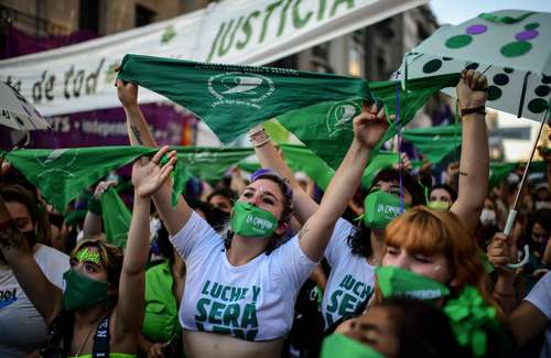  Manifestantes ayer afuera del Senado, donde se debate la nueva ley sobre el aborto. Foto Afp