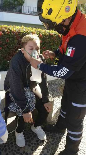 José Manuel, oriundo de Puebla, es atendido por personal médico de protección civil y bomberos de Puerto Vallarta, Jalisco, adonde viajó de vacaciones a pesar de haber sido diagnosticado con coronavirus hace tres días.