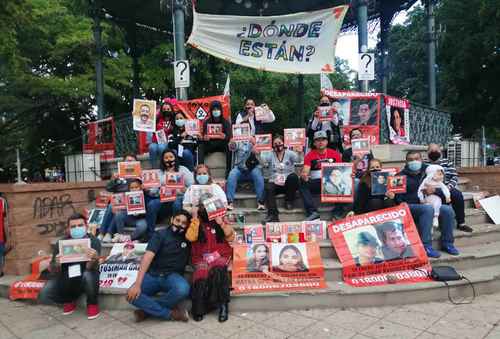 Al pase de lista de más de 60 personas desaparecidas, el colectivo Sabuesos Guerreras realizó una ceremonia para despedir el año en la explanada del quiosco de Culiacán, donde exigieron justicia y que termine la inseguridad en Sinaloa.