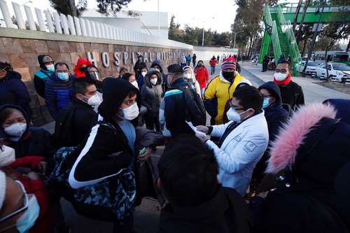  En la imagen, un médico lee los nombres de los nosocomios cuyo personal recibirá la vacuna contra Covid-19 en el Hospital Militar de Zona El Vergel, en Iztapalapa, Ciudad de México. Foto Cristina Rodríguez