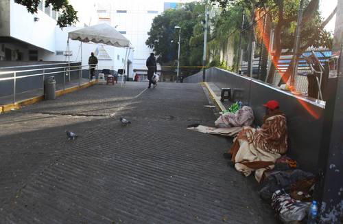  En la imagen, mientras otros festejaban el fin de año, familiares de personas hospitalizadas pernoctaron en espera de noticias de sus pacientes afuera del Hospital Civil de Guadalajara, Jalisco. Foto Arturo Campos Cedillo