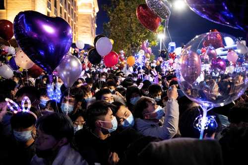 En Wuhan, la ciudad china donde todo comenzó, recibieron el Año Nuevo con una concentración multitudinaria y sin sana distancia.