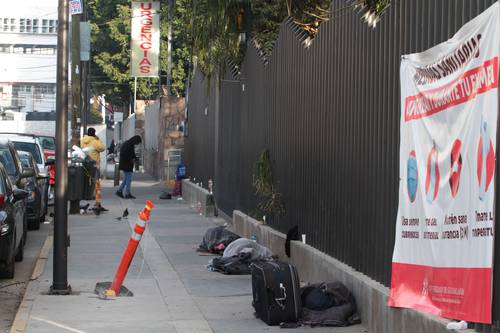 Familiares de pacientes con Covid-19 pasaron la noche del 31 de diciembre afuera del hospital Ignacio I. Menchaca, en Guadalajara, Jalisco. Dos noso-comios civiles se encuentran saturados con enfermos de coro-navirus.