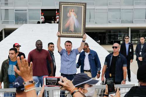 El presidente de Brasil, Jair Bolsonaro, en una reunión con grupos católicos y antiaborto en Brasilia, en imagen de archivo.