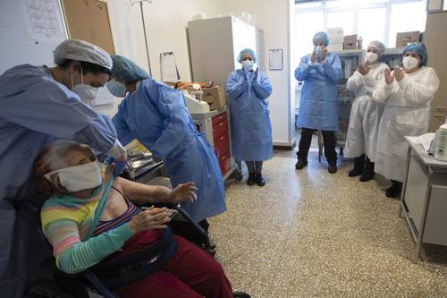  La anciana Teresa Poeta recibió ayer la vacuna anti-Covid-19 en la casa de reposo Don Orione en Roma, después de que todo el personal sanitario de Italia fue inoculado. Foto Ap