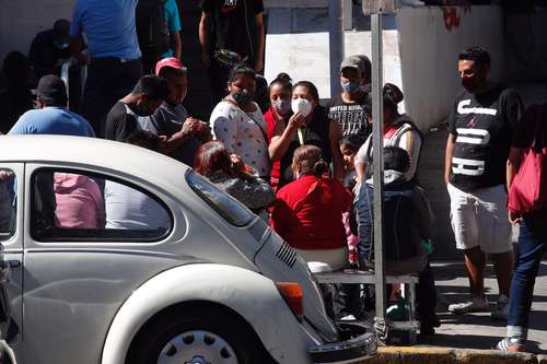 En el Hospital General de Zona 1A del IMSS, en la Ciudad de México, personas de todas las edades se aglomeran esperando información de familiares internados por Covid-19, mientras la capital y el estado de México siguen en semáforo rojo por la alta cifra de contagios.