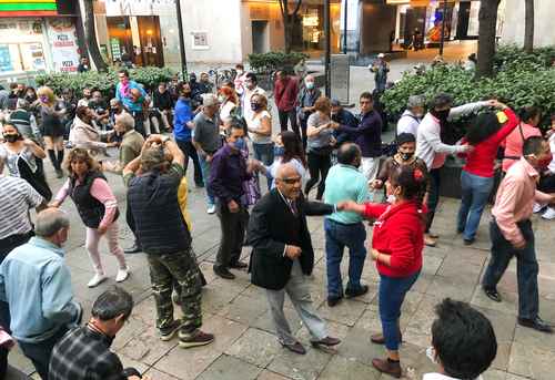 ¿Y LA SANA DISTANCIA, APÁ?. A pesar de la pandemia, adultos mayores, muchos de ellos sin cubrebocas, se reunieron ayer para bailar en el Patio Juárez, frente a la Alameda.