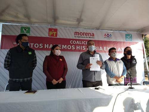 Los dirigentes estatales de los partidos Verde Ecologista de México, Jaime Piñón Valdivia; del Trabajo, Irma Garay Loredo; de Morena, José Luis Ángeles Roldán; de Encuentro Social, José Luis Garrido, y de Nueva Alianza, Sandra Corona, durante el registro de la coalición Juntos Haremos Historia en Tlaxcala, el pasado 23 de diciembre.