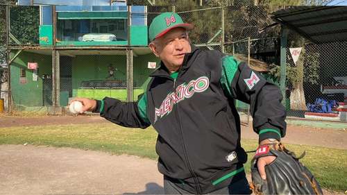 Con el bat al hombro, el Presidente anunció que intentaría volarse la barda, tras acudir a macanear un rato en el parque de beisbol de la Alianza de Tranviarios, donde mencionó que una forma de combatir las enfermedades y la pandemia es con el ejercicio. En un video mostrado en sus redes sociales, López Obrador dio una explicación de las posiciones en este deporte.