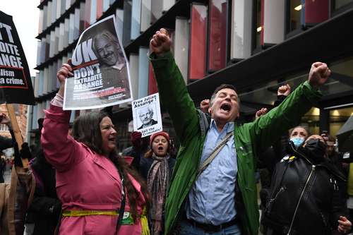  Júbilo ayer afuera de la corte tras conocerse el fallo sobre el fundador de Wikileaks. Foto Afp