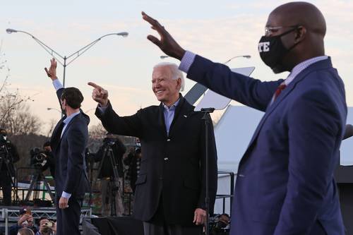 El presidente electo Joe Biden (al centro) se reunió ayer con los candidatos demócratas para el Senado de Estados Unidos, Jon Ossoff (a la izquierda) y Raphael Warnock, en Atlanta, Georgia.