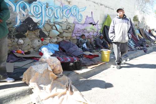 Centroamericanos en un campamento improvisado en la colonia Landín de Saltillo, Coahuila, fuera de la Casa del Migrante, que cerró en diciembre pasado a causa de un brote de Covid-19.