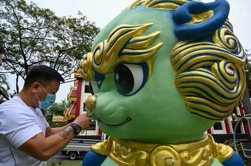 Un trabajador da el toque final a una estatua de un león guardián frente a la Sala Conmemorativa del Sol Yat Sen Nanyang en Singapur, en vísperas de la celebración del próximo Año Nuevo Lunar Chino, que se inicia el viernes 12 de febrero.