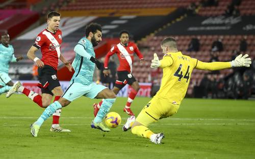 El portero Fraser Forster, del Southampton, bloquea el arribo del delantero Mohamed Salah, de los Reds.