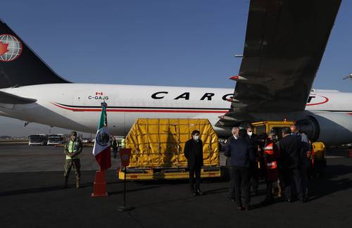 Los secretarios de Salud, Jorge Alcocer; de Relaciones Exteriores, Marcelo Ebrard, y de Marina, José Rafael Ojeda, entre otros funcionarios, encabezaron un acto en el Aeropuerto Internacional de la Ciudad de México con motivo de la llegada de 44 mil 850 dosis de la vacuna de Pfizer contra el Covid-19.