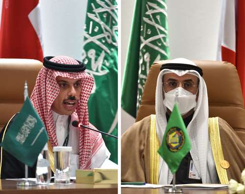 El príncipe Faisal bin Farhan, ministro de Exteriores saudita, y Nayef bin Falah Al-Hajraf (a la derecha), secretario general del Consejo de Cooperación del Golfo, en conferencias de prensa al final de la 41 cumbre del Consejo de Coope-ración del Golfo en la ciudad de Al-Ula. Los países árabes del Pérsico firmaron ayer una declaración para resolver su disputa con Qatar, lo que da fin a una crisis política regional iniciada en 2017, luego de que los territorios colindantes acusaron a Qatar de financiar a grupos islamitas, lo que provocó divisiones profundas, trastocó relaciones sociales y desgarró una alianza entre esas naciones.