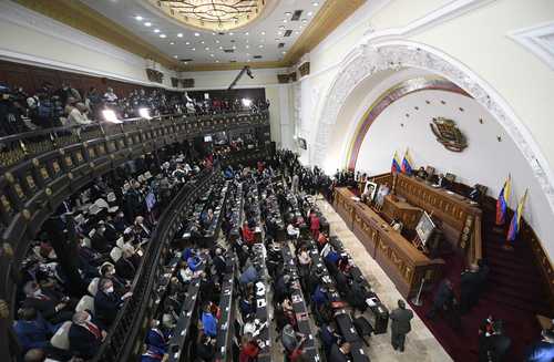 Aspecto del pleno de la Asamblea Nacional durante la primera sesión del año en Caracas, Venezuela. El ingreso al Palacio Federal por parte de los diputados y diputadas del “bloque de la patria” fue con los cuadros de Simón Bolívar y Hugo Chávez a la cabeza.